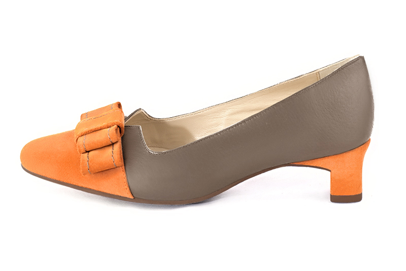Apricot orange and taupe brown women's dress pumps, with a knot on the front. Round toe. Low kitten heels. Profile view - Florence KOOIJMAN